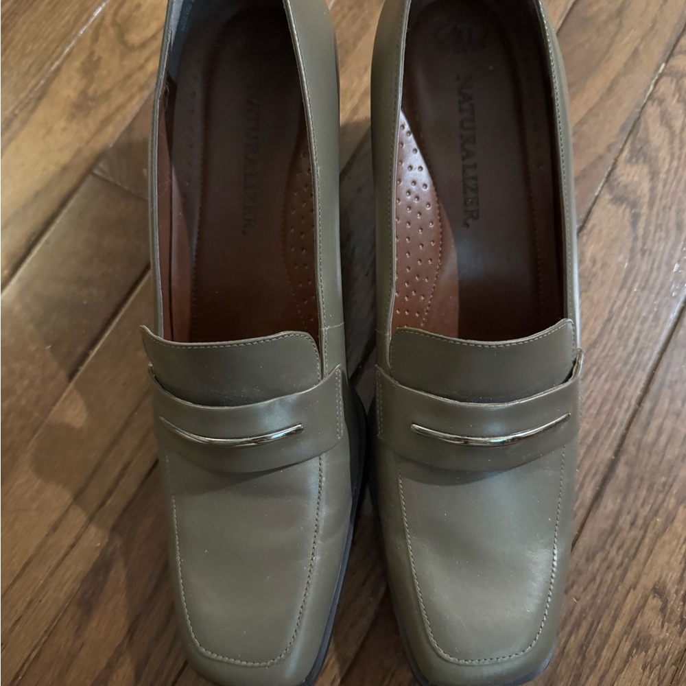 Naturalizer Women's Gray/beige heeled Loafers